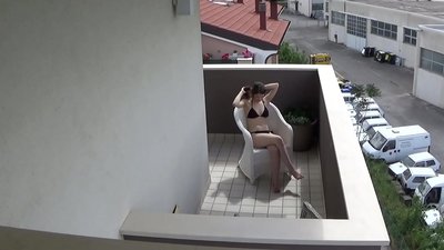 Балкондо мастурбация кылып жаткан жаш курбусумду аңдып